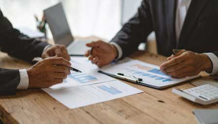 不動産オーナーと担当者による物件管理の打合せ風景